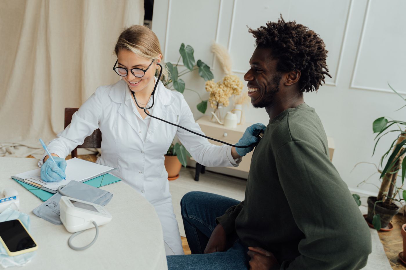 Patient souriant pendant une auscultation