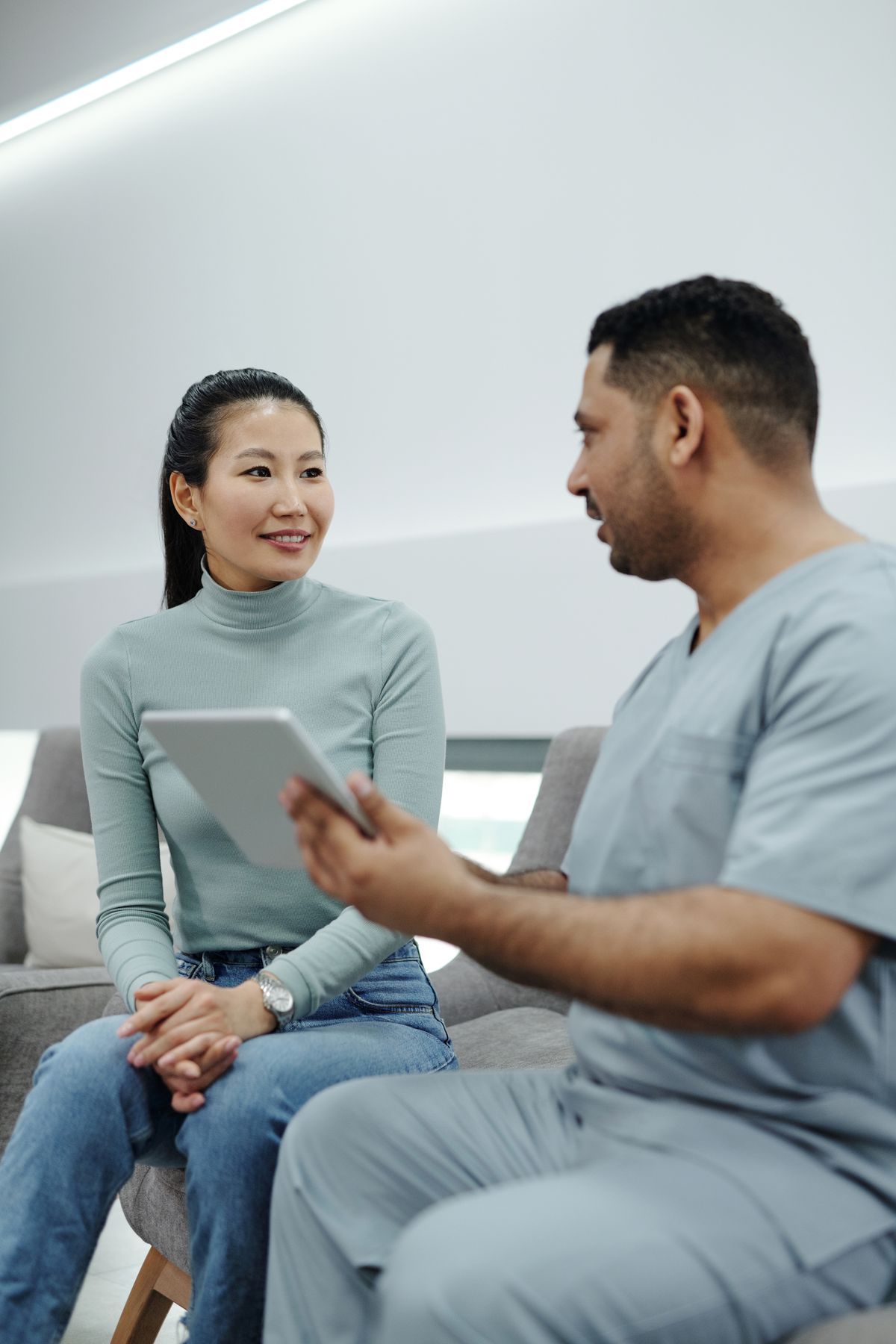 Médecin expliquant des résultats sur tablette à une patiente