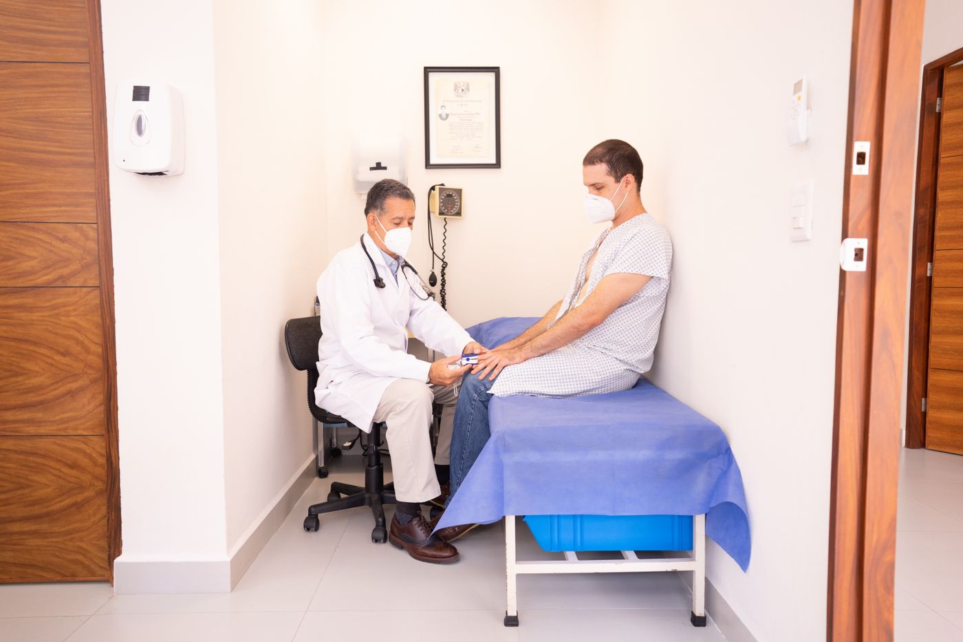 Examen clinique d’un patient assis sur la table d’examen