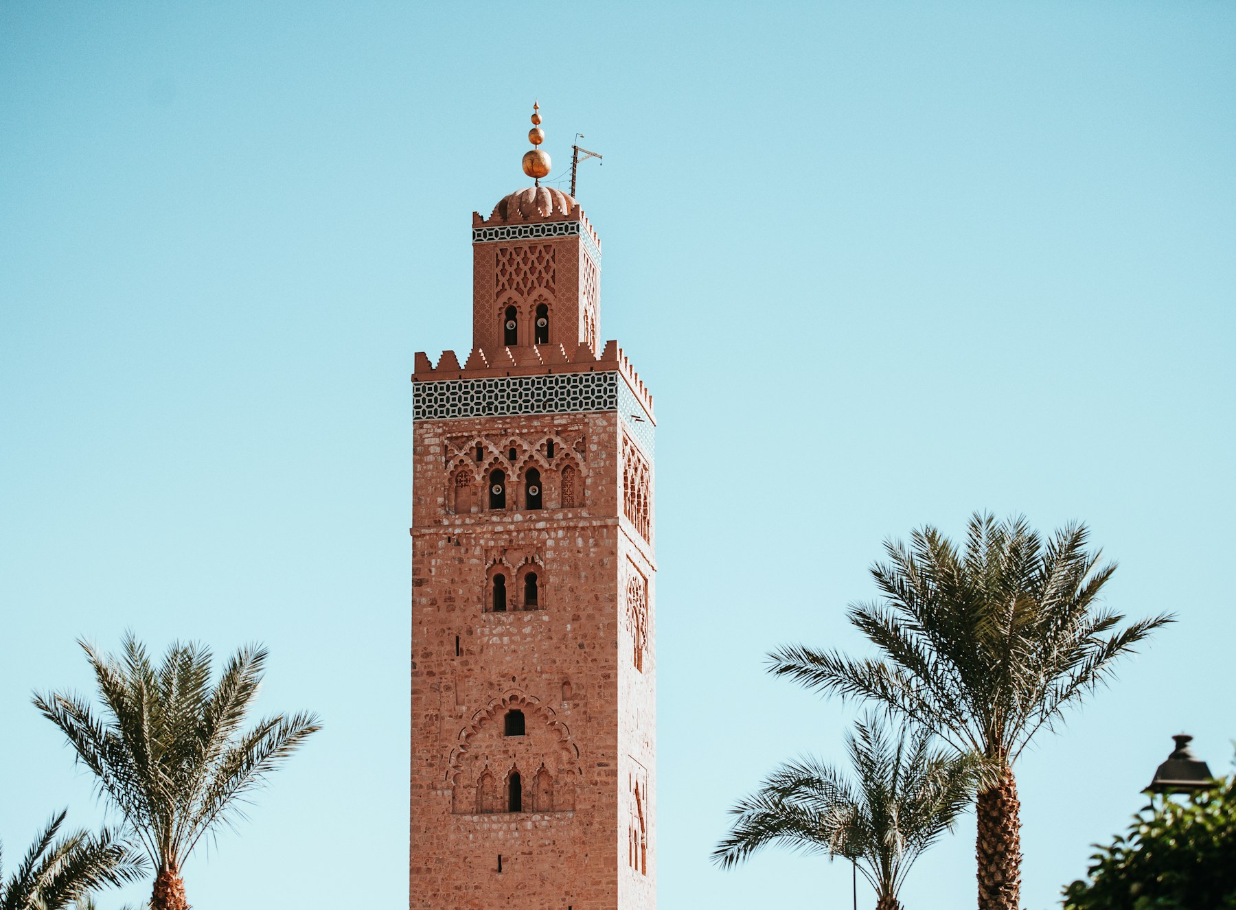 Minaret de la Koutoubia à Marrakech sous un ciel bleu