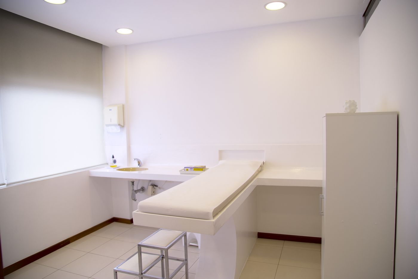 Salle d’examen médicale lumineuse avec table d’examen